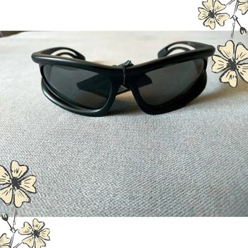 Lunettes de soleil noires – style sport et urbain