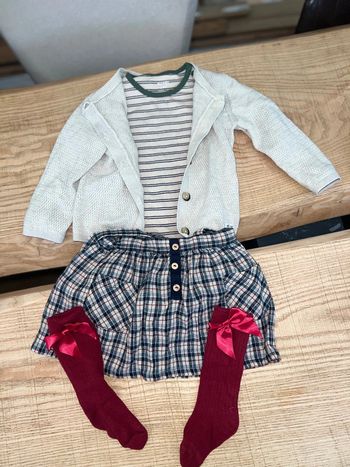 Ensemble 18 - 24 mois kiabi Zara gilet jupe à bretelles écossaises Bodie chaussettes hautes