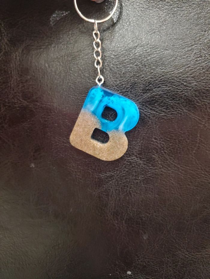 Porte cle en résine, B