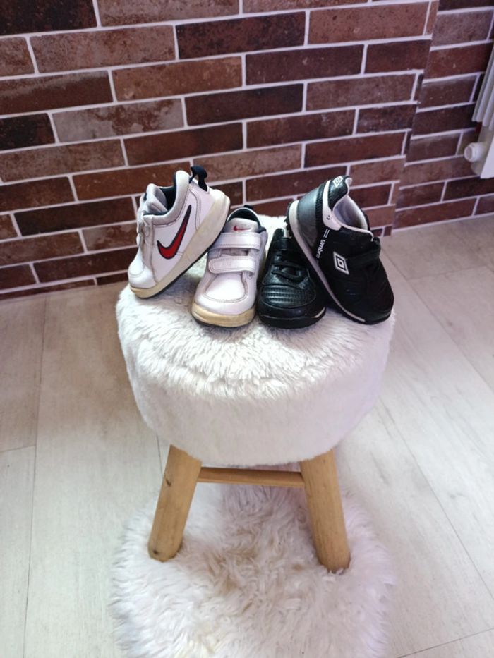 Chaussures Nike et umbro taille 22