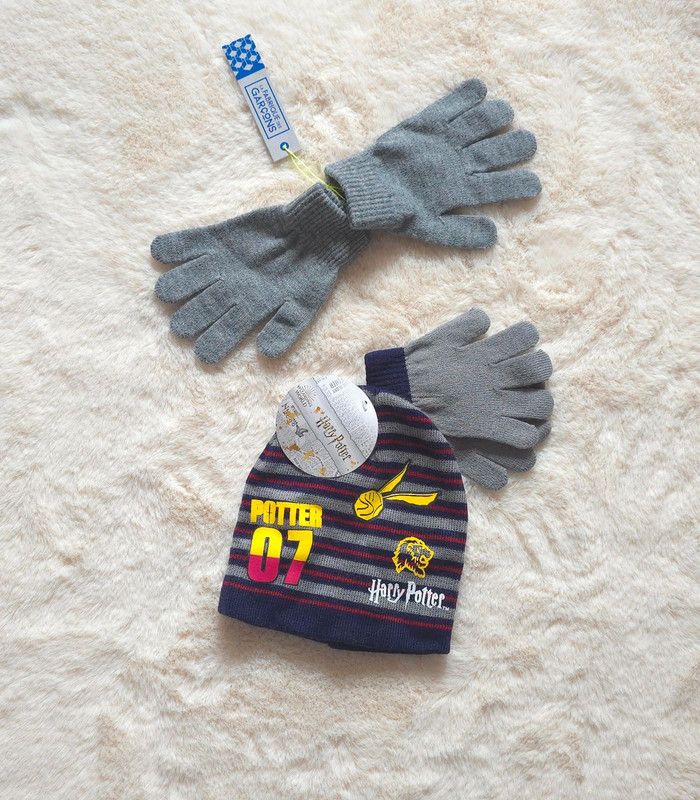Ensemble gants + bonnet harry Potter  et une autre paire de gants