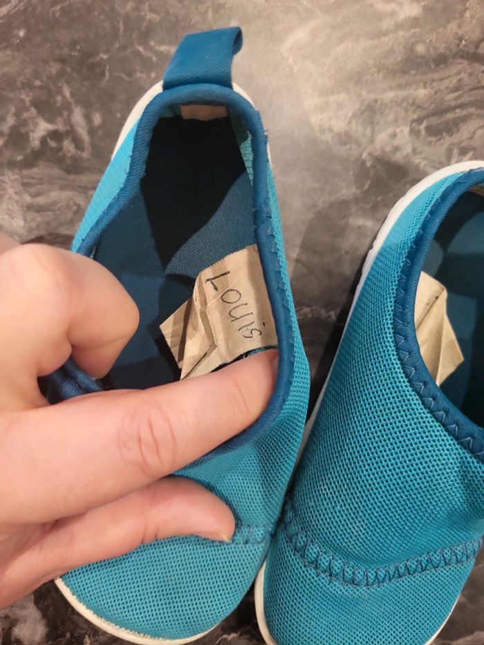 Chaussures de plage ou école,ici mis en chaussons d école - photo numéro 2