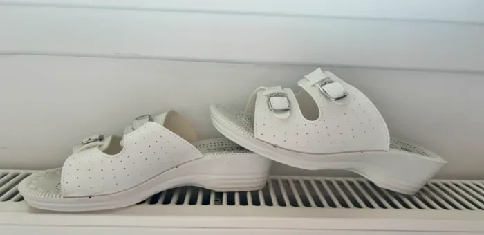 Claquettes neuves blanche taille 39 - photo numéro 2