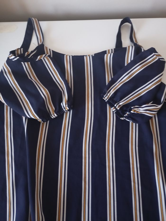 Dessus chemisier.16 ans . Manches courtes. Épaules dénudées. Polyester . Marine ,blanc et jaune .La Halle. Neuf - photo numéro 5