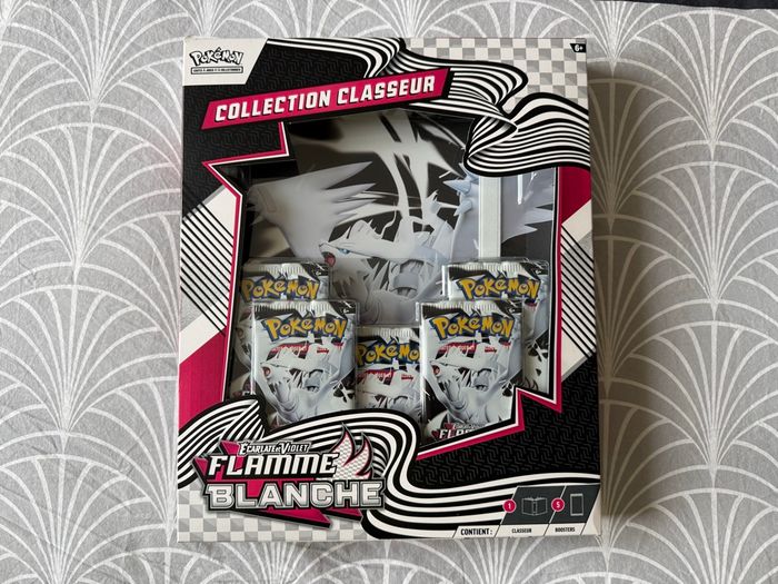 Coffret Pokémon Flamme Blanche + classeur – Neuf sous scellé ⚡️
