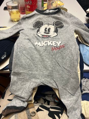 Lot 6 mois pyjama / body / pantalon pull ect 