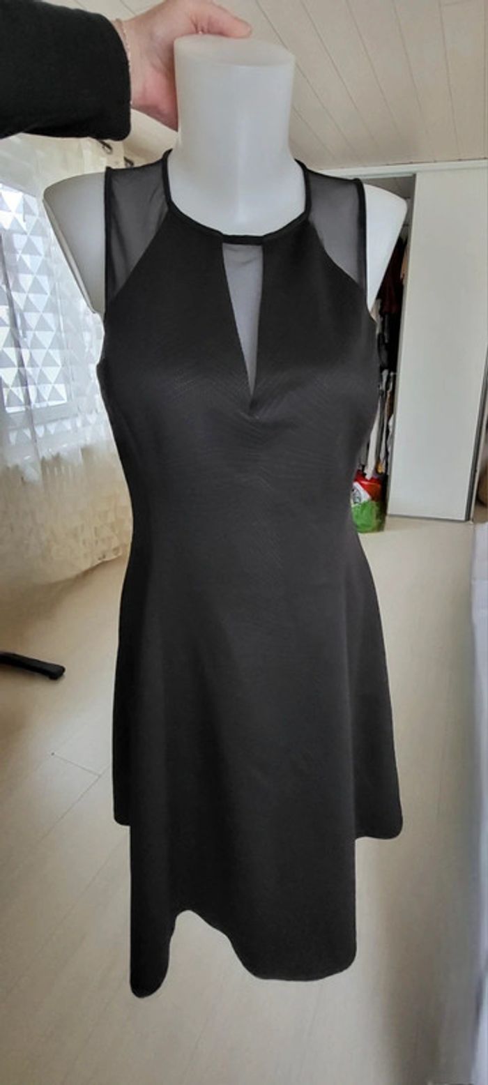 Robe ceintrée noire satinée avec plumetis. Décolleté et dos en voile. Guess XL/42. Neuve 🥰 - photo numéro 3