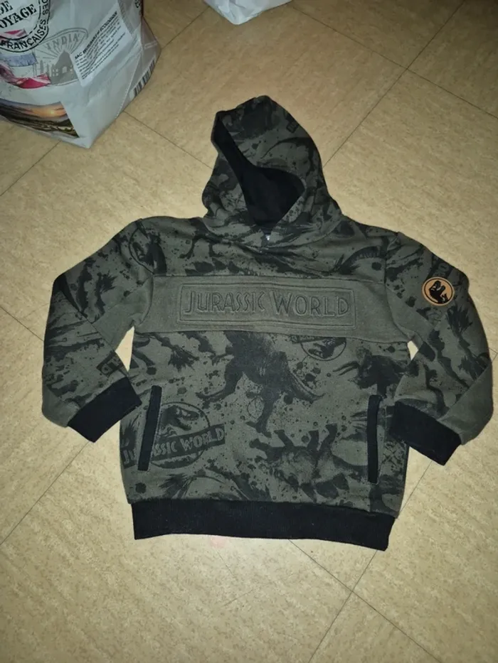 Sweat Jurassic Worl 4-5 ans