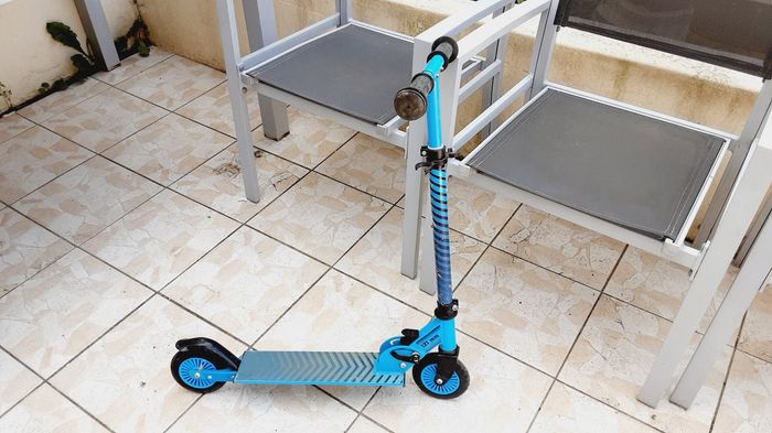 Trottinette patinette bleu réglable en 3 hauteurs 70, 75 et 80 cm