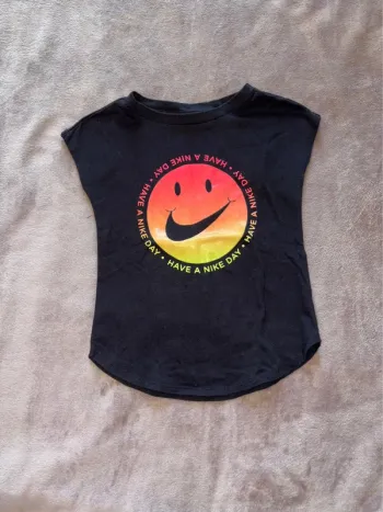 T-shirt noir Nike fille taille 3 ans en très bon état.