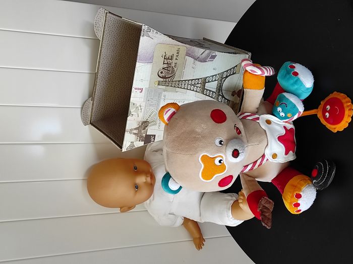 Peluche d’éveil sensorielle – textures, miroir, sons