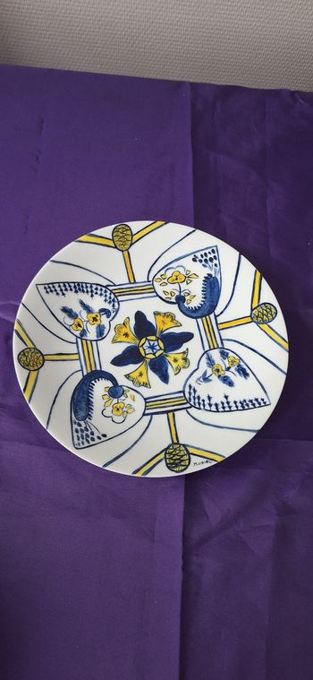 Assiette porcelaine de limoges ,signée Muriel