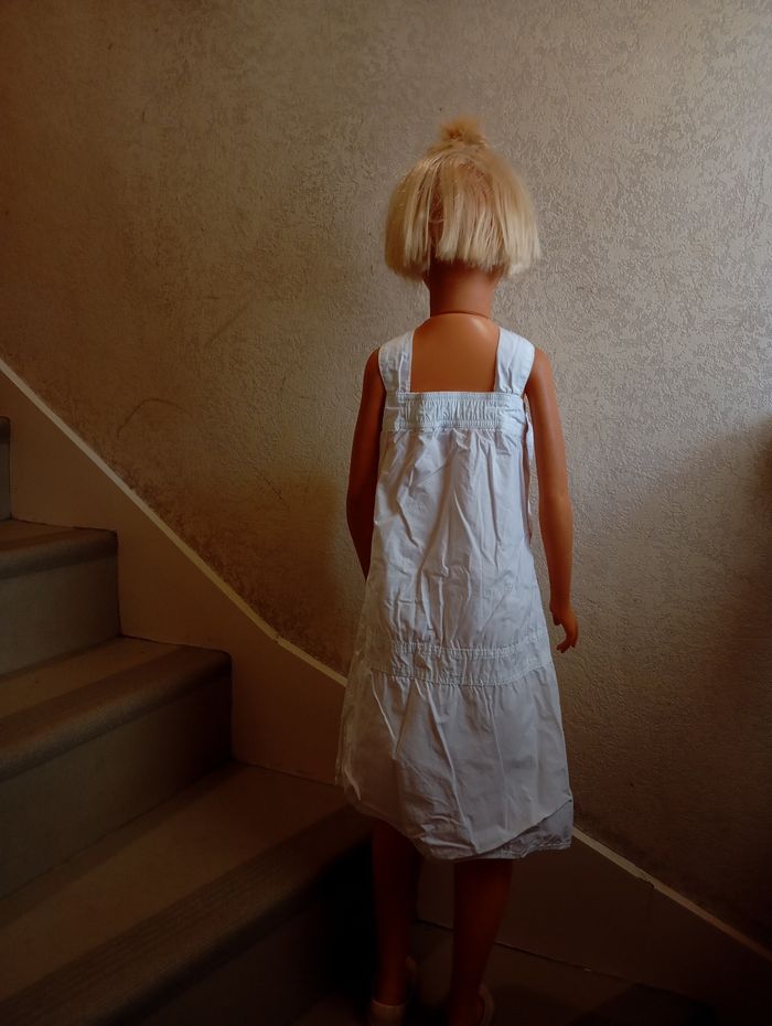 Robe coton blanc. 8 ans . Boutons pressions cœur. Larges bretelles. NKY.. Très bon état - photo numéro 2