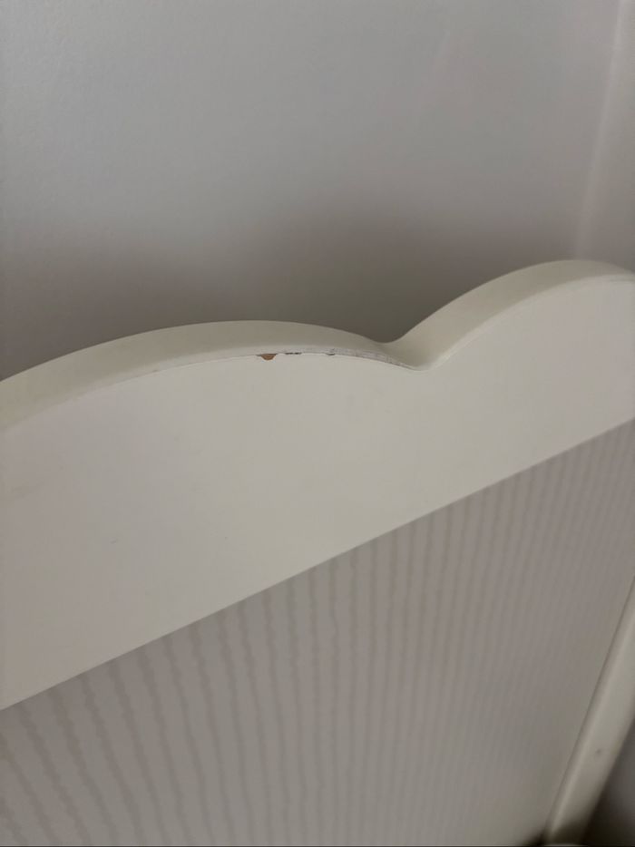Lit bébé à barreaux en bois blanc