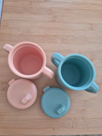 2 verres à bec BÉABA en silicone rose et bleu parfait état