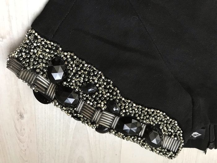 Petite robe noire avec épaulettes et détail bijoux sur les épaules - photo numéro 4
