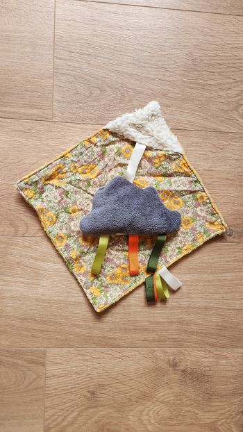 Doudou étiquette nuage fait main style liberty