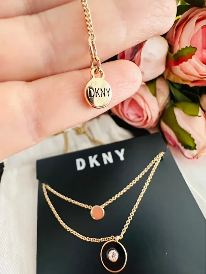 🔘Collier DKNY authentique double chaîne, minimaliste chic, logo et cristal - photo numéro 4