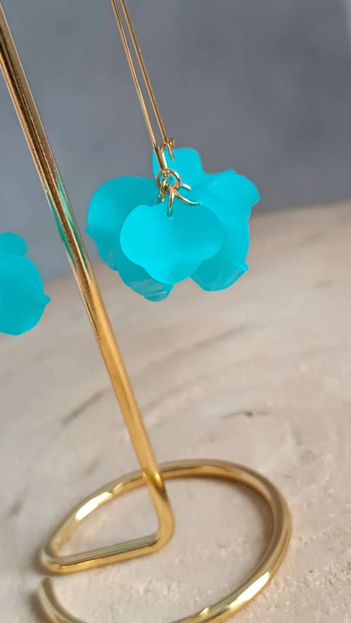 Jolies créoles longues en acier inoxydable et pétales acryliques - photo numéro 2