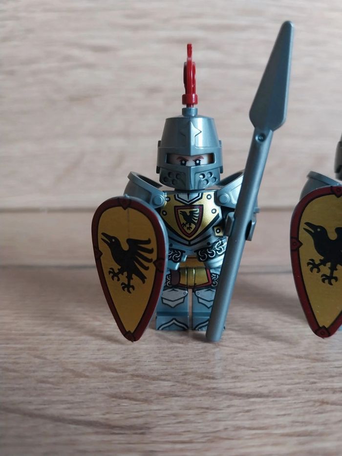 Figurines type lego 2 soldats chevaliers Corbeaux - photo numéro 2