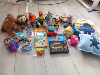 Lot de jeux, jouets, peluches .....