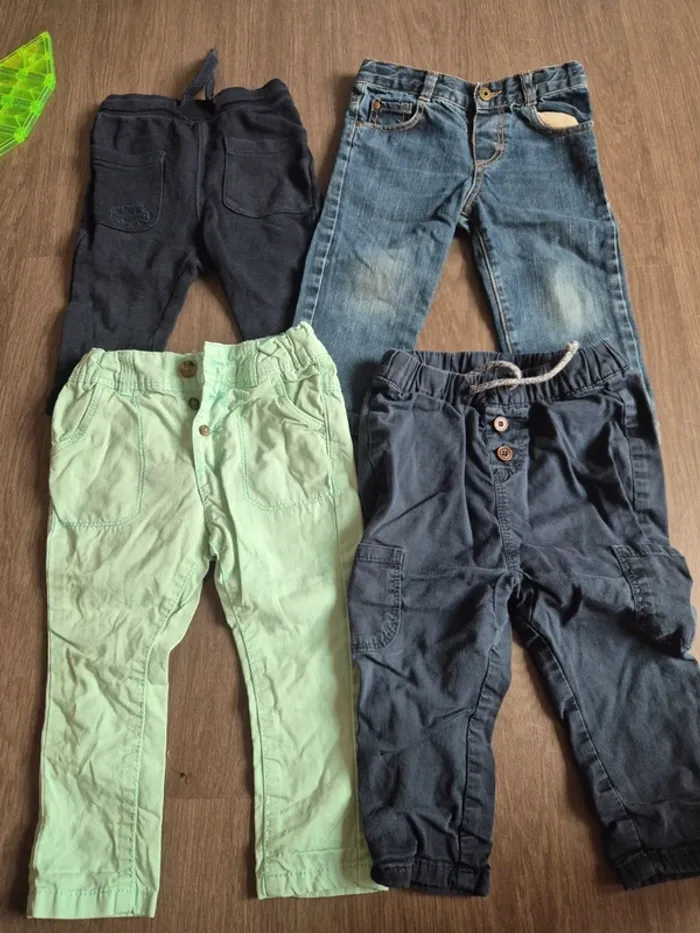 Magnifique lot de 4 pantalons 12 mois