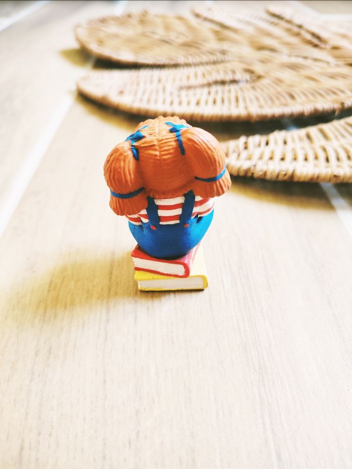 🪆Figurine Cabbage petite fille sur pile de livres année 1984 marque Cabbage Patch kids - photo numéro 2