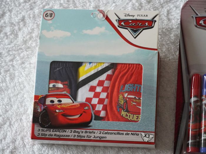 Lot "Cars Disney" neuf : Lot de 3 slips fantaisies pour garçon 6/8 ans + Set de papeterie - photo numéro 2