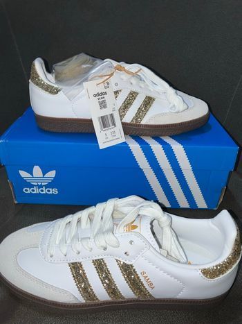 👟 Adidas Samba blanches à bandes dorée   