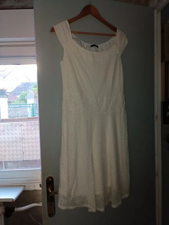 Jolie robe blanche doublée avec broderie marque bréal taille 40