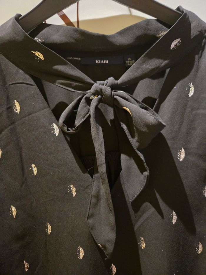 Blouse noire/dorée à lavallière T.44/46 Kiabi - photo numéro 4