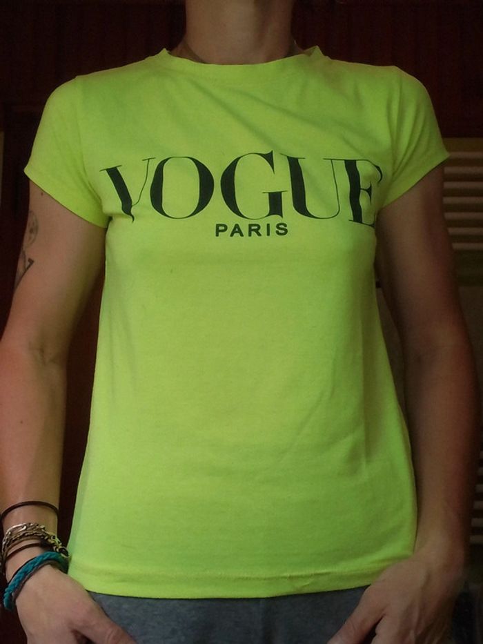 T-shirt femme jaune fluo Vogue Paris - photo numéro 3