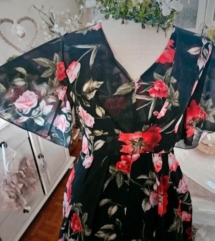 Combi short noir fleurs rouges dos nu Taille 36/38 Neuf - photo numéro 4