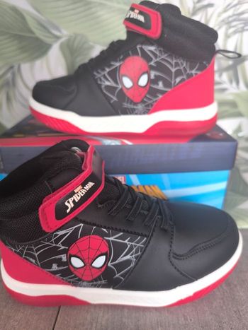 Basket lumineuse Marvel spiderman taille 28 