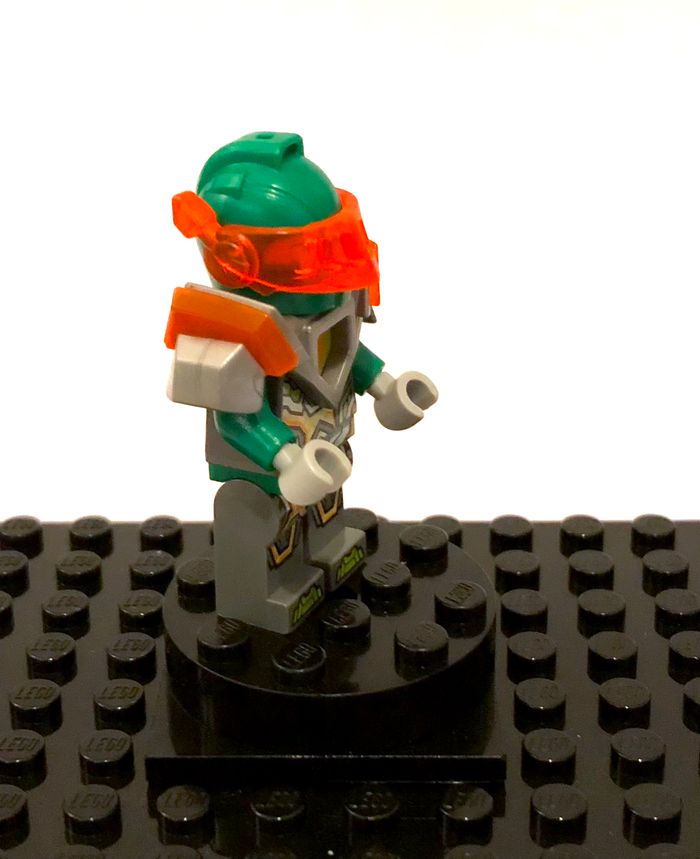 LEGO Nexo Knights - "Aaron Fox, trans-neon orange visor" - photo numéro 7