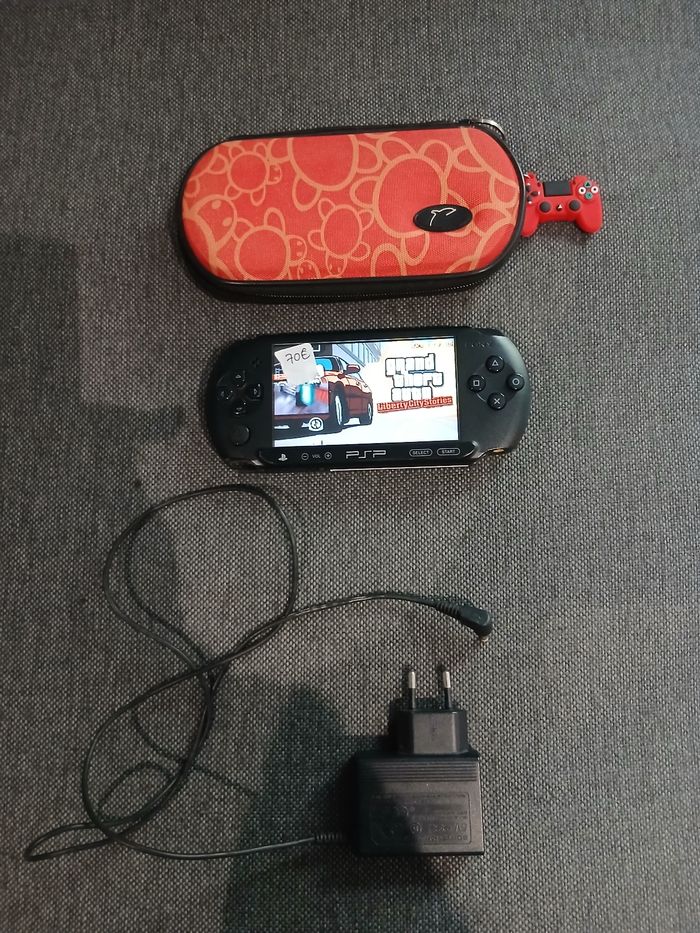 PSP E1004 avec chargeur et housse