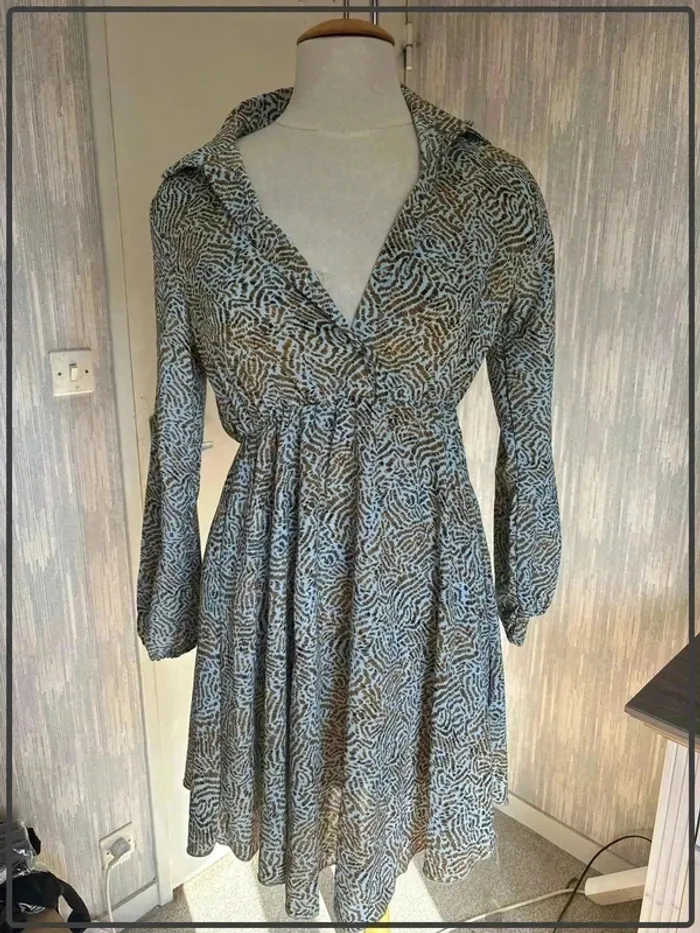 Jolie robe avec col taille 36/38 marque Lille rose *