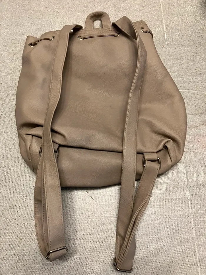 Sac à dos Atmosphere beige en simili cuir – tendance et fonctionnel - photo numéro 4