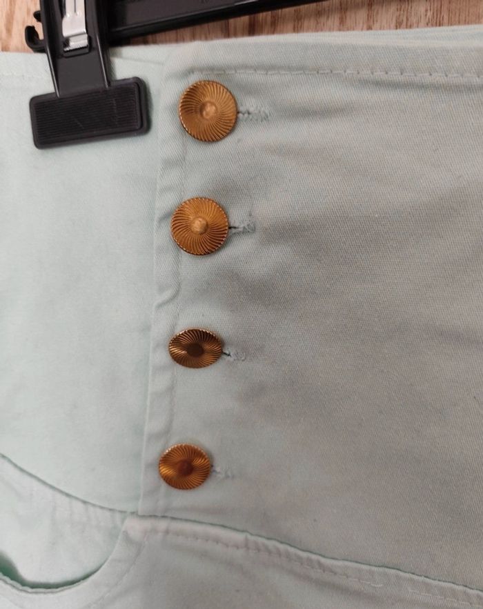 Short en jean vert d'eau boutons dorés - photo numéro 6