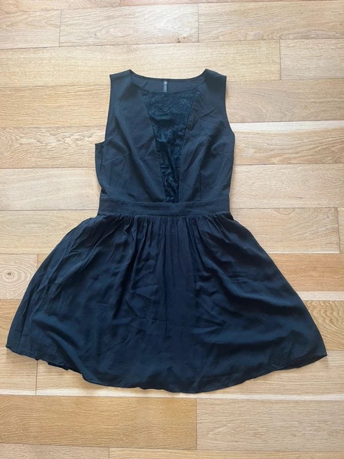 🖤 Robe noire Naf Naf élégante – Taille 40 dentelle ceintré courte sans manche - photo numéro 2
