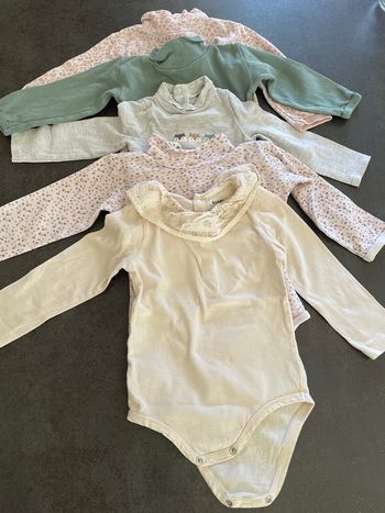 Lot de 5 bodies filles à col roulé et col dentelle  12 mois