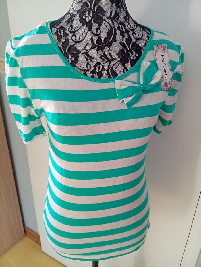 Joli tee-shirt avec p'tite dentelle à l' arrière