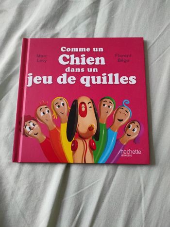 Livre comme un chien dans un jeu de quille