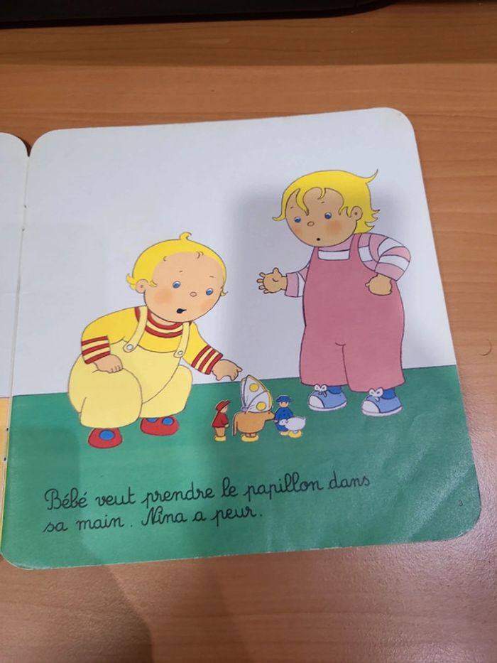 Bébé joue dans l'herbe avec Nina - photo numéro 3