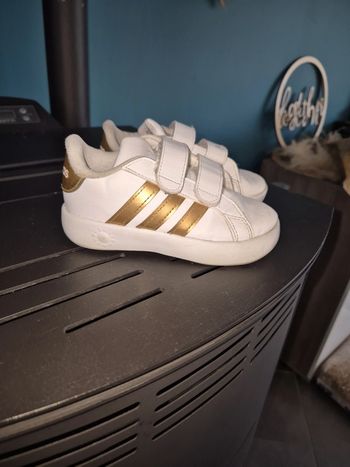 Baskets Adidas blanches et dorées taille 26