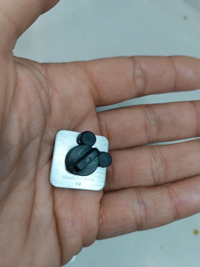 Pin's pins badge personnage Pixar cars figurine ami Friends flash McQueen - photo numéro 5