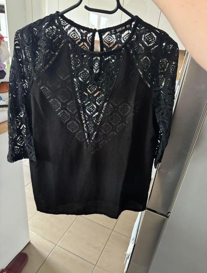 Top noir avec dentelle