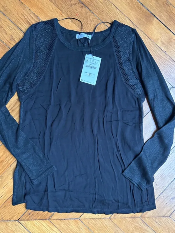 Neuf! Très jolie haut avec un peu de dentelle, Taille S, Zara - photo numéro 2