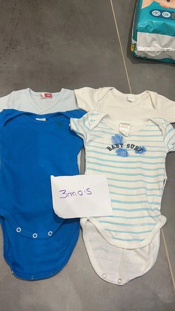 Lot 4 bodies manches courtes 3 mois