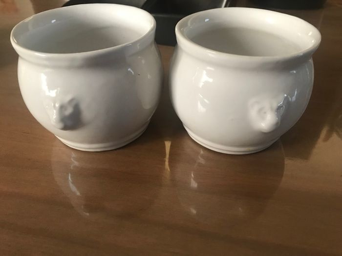 2 récipients ronds blancs
